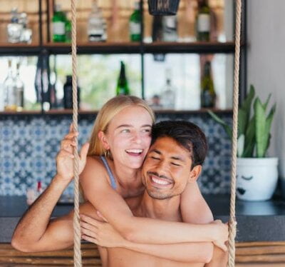 Mark and Anna - happy story about romance tour to Europe